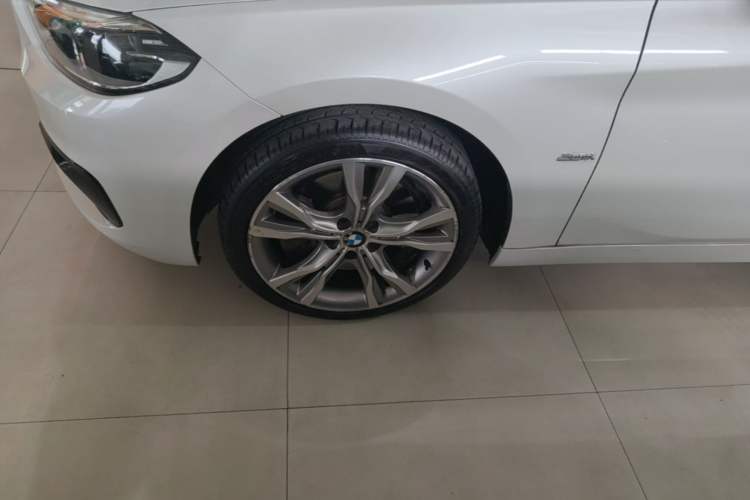 Used BMW 1 Series 2018 120i Design Package Model Exterior 4