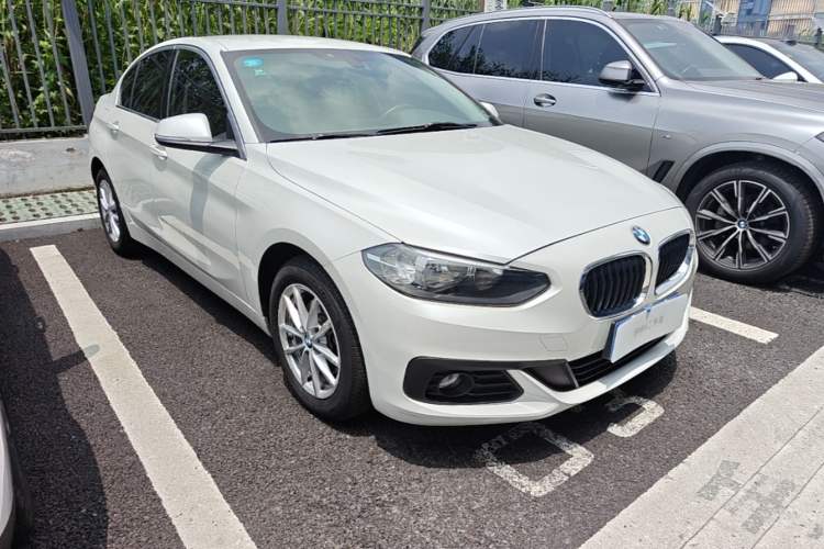 Used BMW 1 Series 2018 118i Fashion Model Front Right 45 Deg