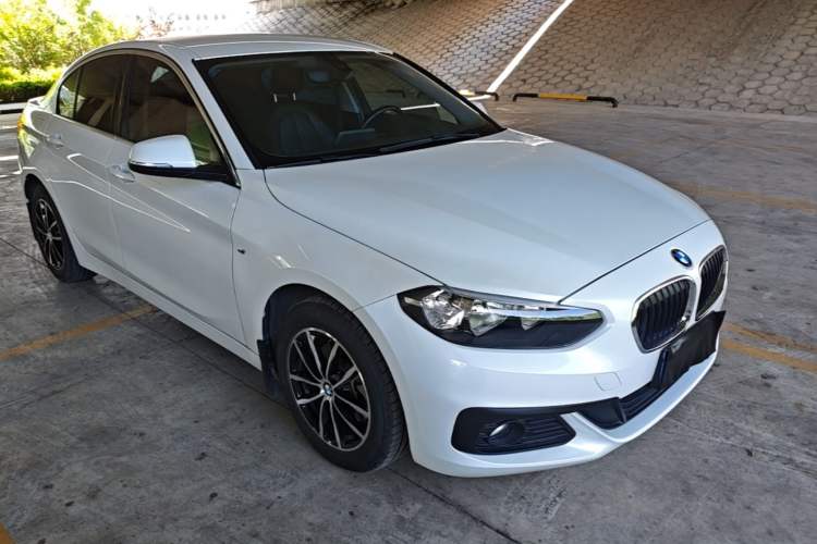 Used BMW 1 Series 2018 118i Fashion Model Front Right 45 Deg