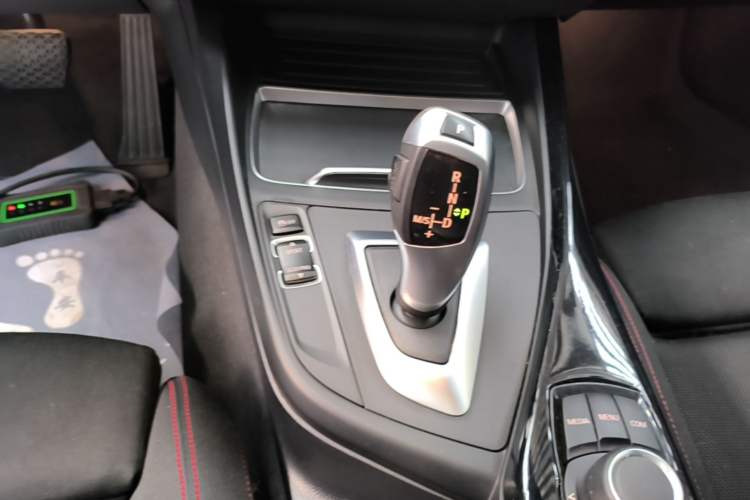 Used BMW 1 Series 2018 118i Sport Design Package Gear Lever