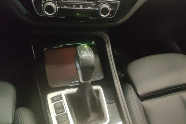Used BMW 1 Series 2018 118i Sport Edition Gear Lever