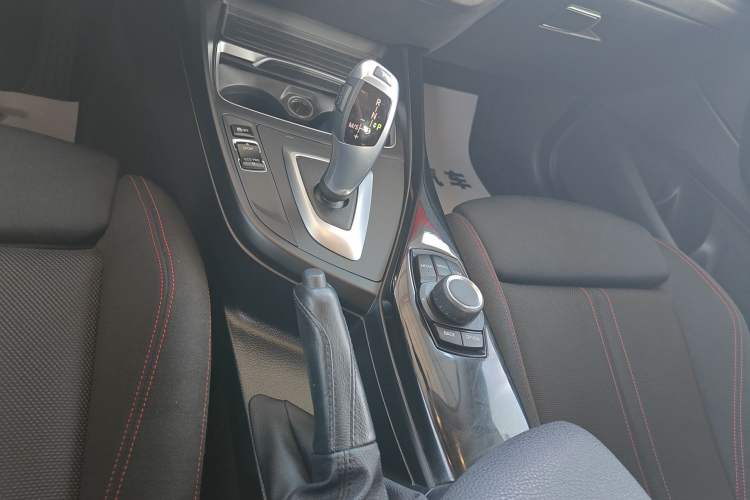Used BMW 1 Series 2018 118i Sport Design Package Gear Lever