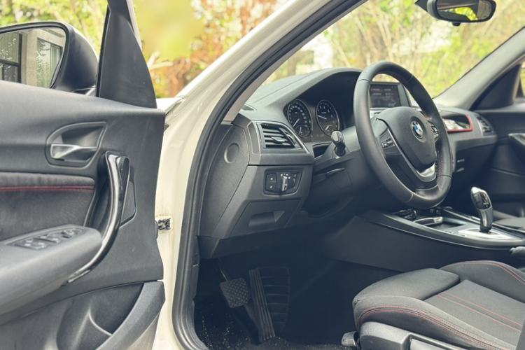 Used BMW 1 Series 2018 118i Sport Design Package Interior 1