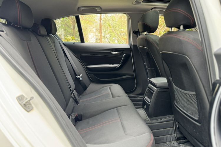 Used BMW 1 Series 2018 118i Sport Design Package Interior 10