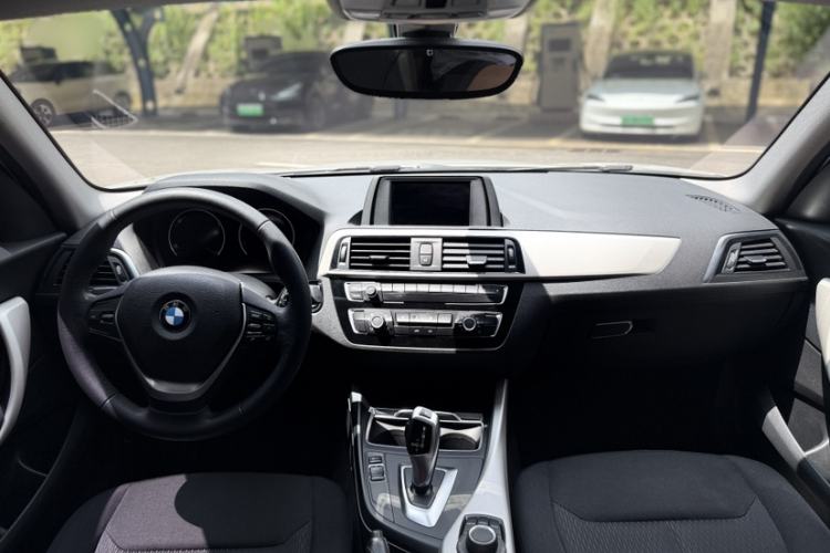 Used BMW 1 Series 2018 118i Leading Model Interior 2