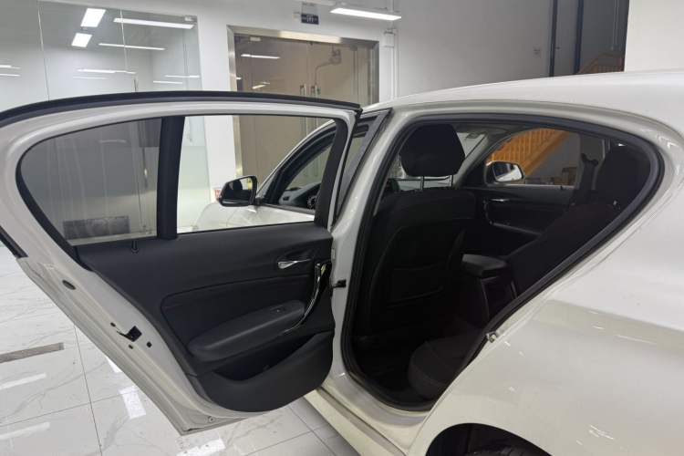 Used BMW 1 Series 2018 118i Sport Design Package Interior 6