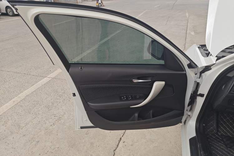 Used BMW 1 Series 2018 118i Leading Model Interior 7