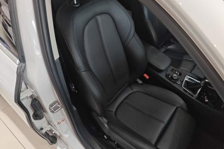 Used BMW 1 Series 2018 118i Sport Edition Right Front Seat