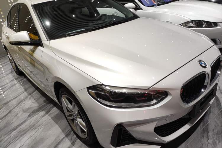 Used BMW 1 Series 2019 118i M Sport Package Front Right 45 Deg
