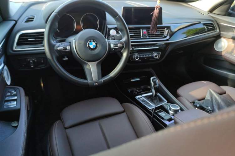 Used BMW 1 Series 2021 120i M Sport Night Edition Center Console