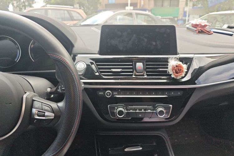 Used BMW 1 Series 2021 120i M Sport Night Edition Center Console