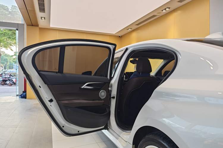 Used BMW 1 Series 2021 Revised 120i M Sport Night Edition Exterior 5