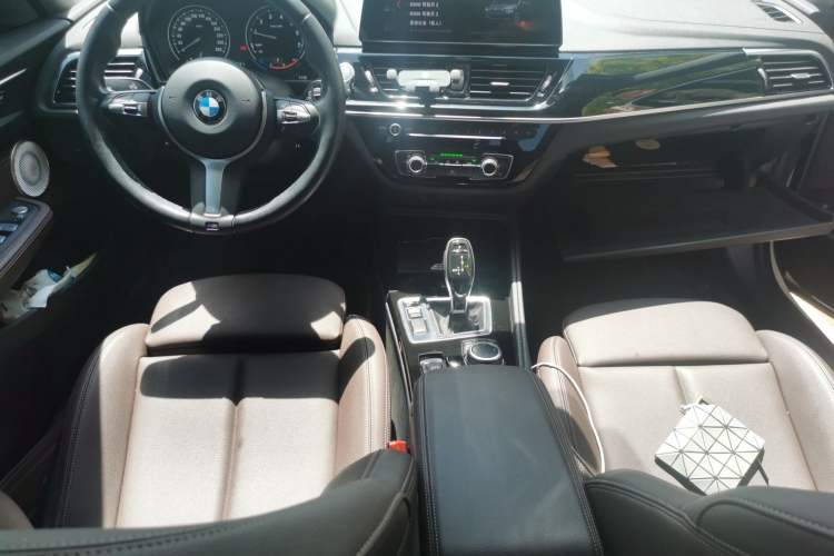 Used BMW 1 Series 2022 120i M Sport Night Edition Center Console