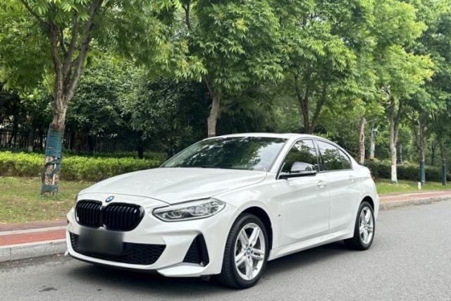 BMW 1 Series 2022 120i M Sport Night Edition usado