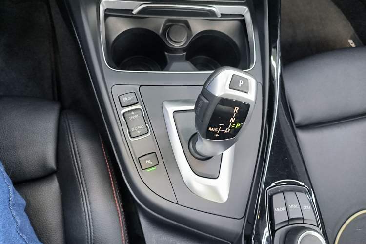 Used BMW 2 Series 2019 225i Convertible Coupe Sports Design Package Gear Lever