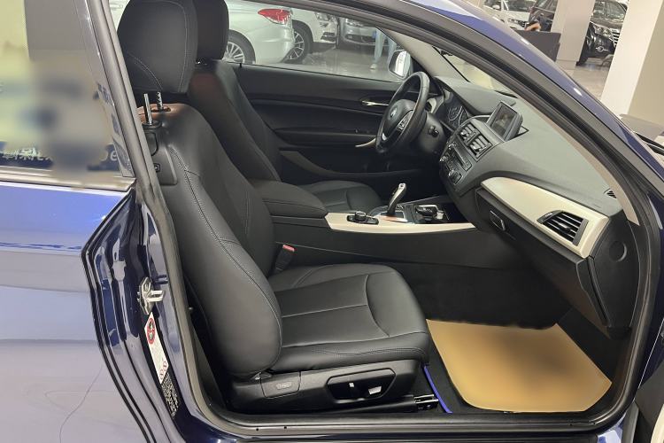 Used BMW 2 Series 2014 220i Leading Model Interior 4