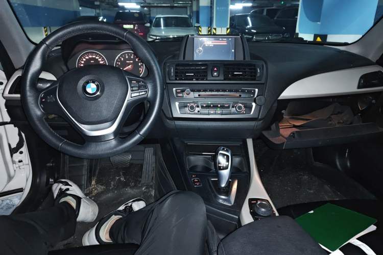 Used BMW 2 Series 2014 220i Leading Model Center Console