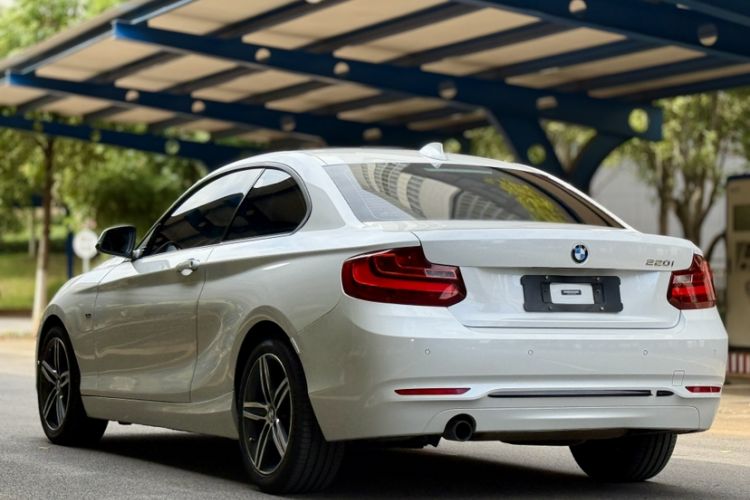 Used BMW 2 Series 2014 220i Sport Design Package Exterior 3