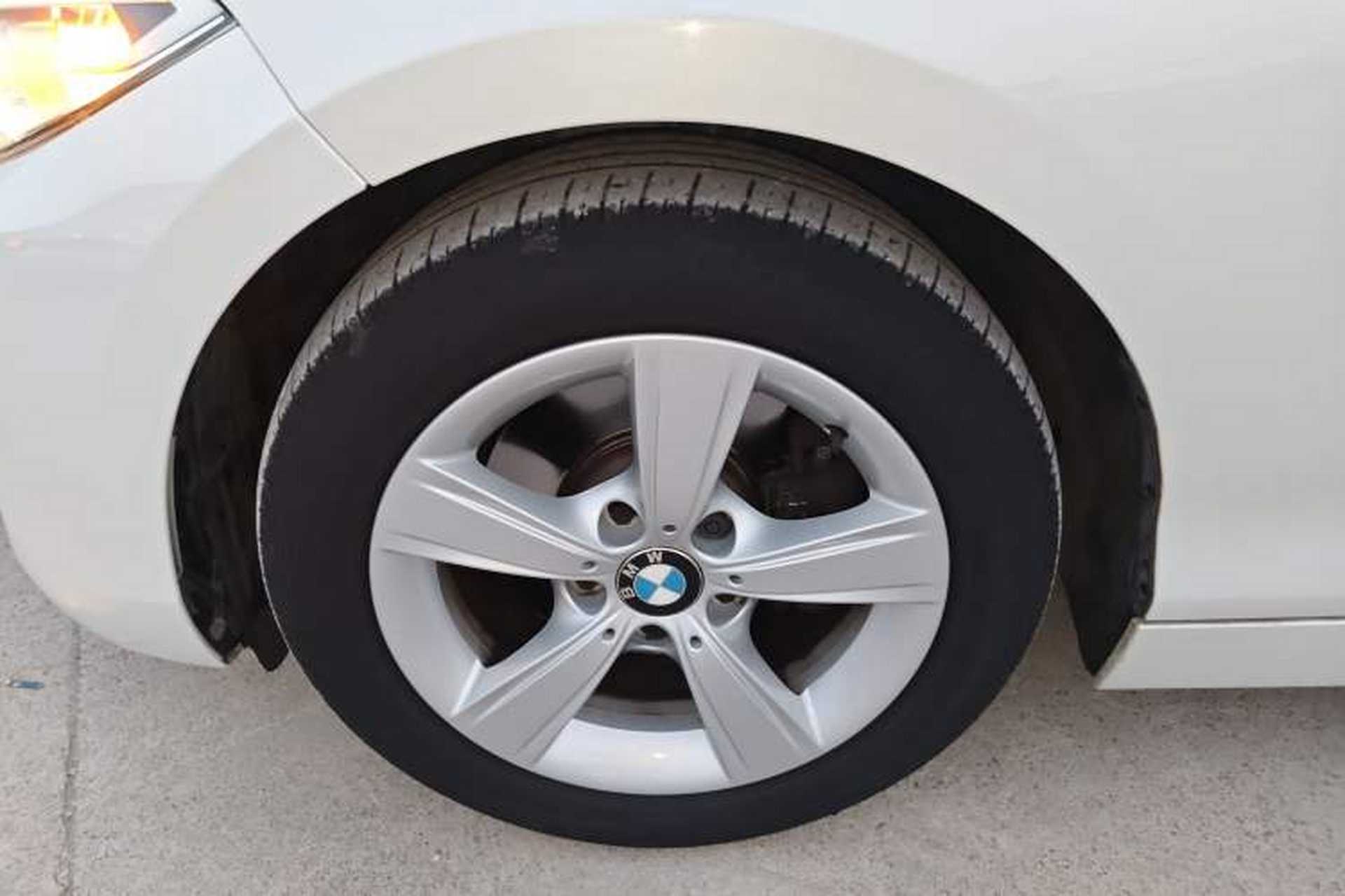 Used BMW 2 Series 2014 220i Leading Model Exterior 4