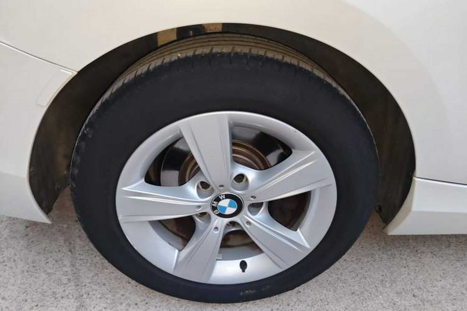 Used BMW 2 Series 2014 220i Leading Model Exterior 5