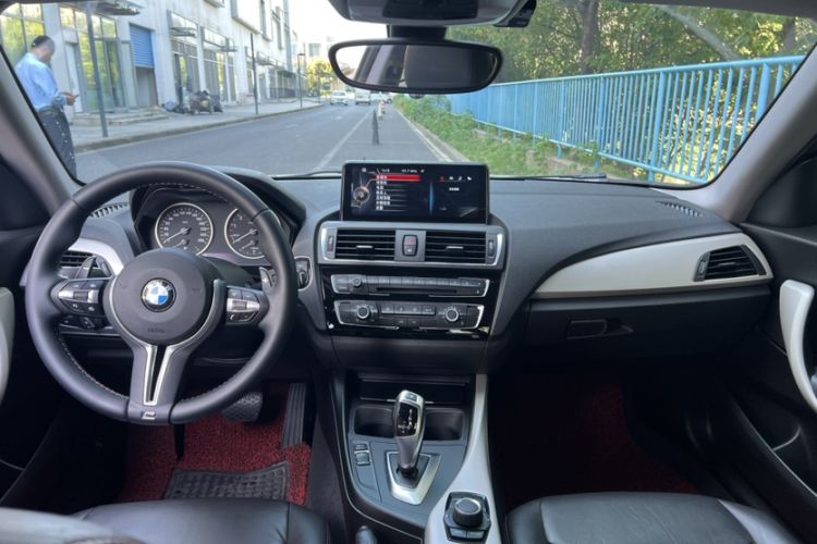 Used BMW 2 Series 2014 220i Leading Model Interior 1