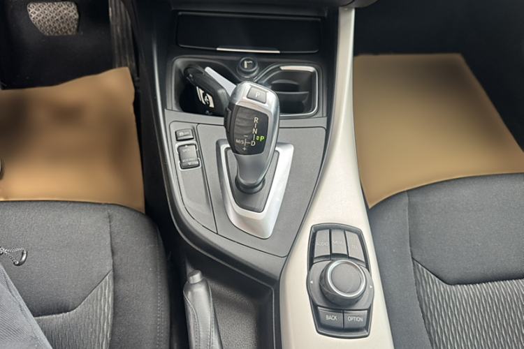 Used BMW 2 Series 2014 220i Leading Model Interior 3