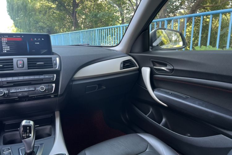 Used BMW 2 Series 2014 220i Leading Model Interior 3
