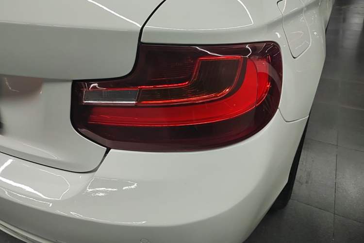 Used BMW 2 Series 2015 220i Convertible Coupe Leading Model Exterior 3