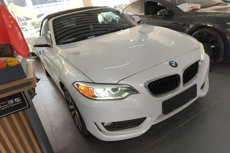 Used BMW 2 Series 2015 220i Convertible Coupe Leading Model Front Right 45 Deg