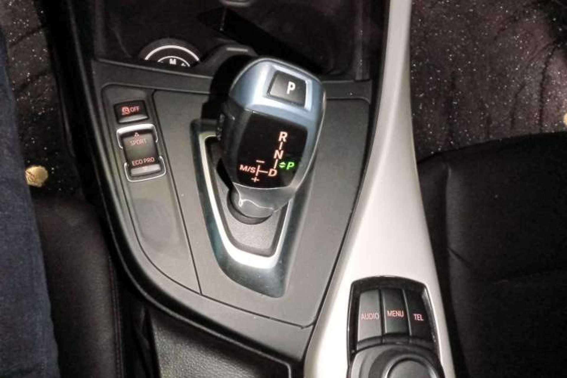 Used BMW 2 Series 2015 220i Convertible Coupe Leading Model Gear Lever