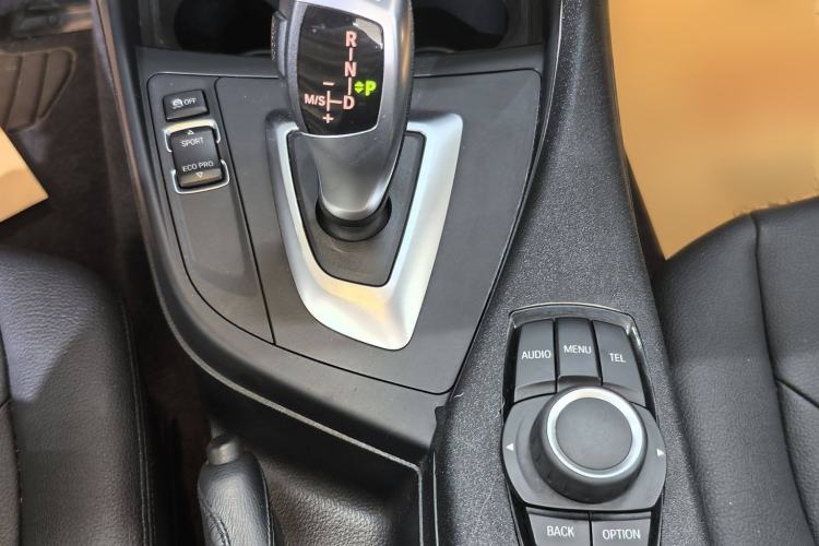 Used BMW 2 Series 2015 220i Convertible Coupe Leading Model Interior 3