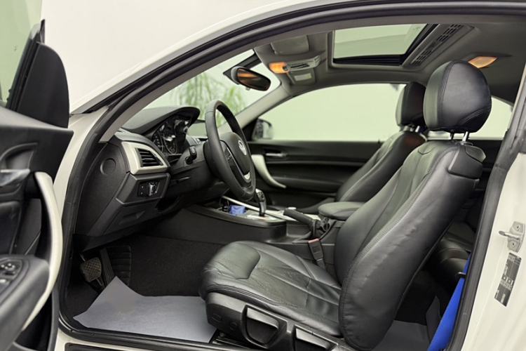Used BMW 2 Series 2015 218i Interior 4