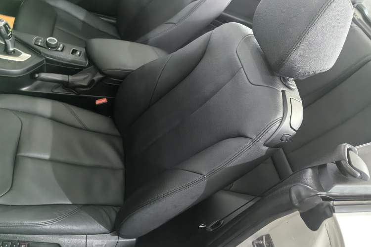 Used BMW 2 Series 2015 220i Convertible Coupe Leading Model Interior 4