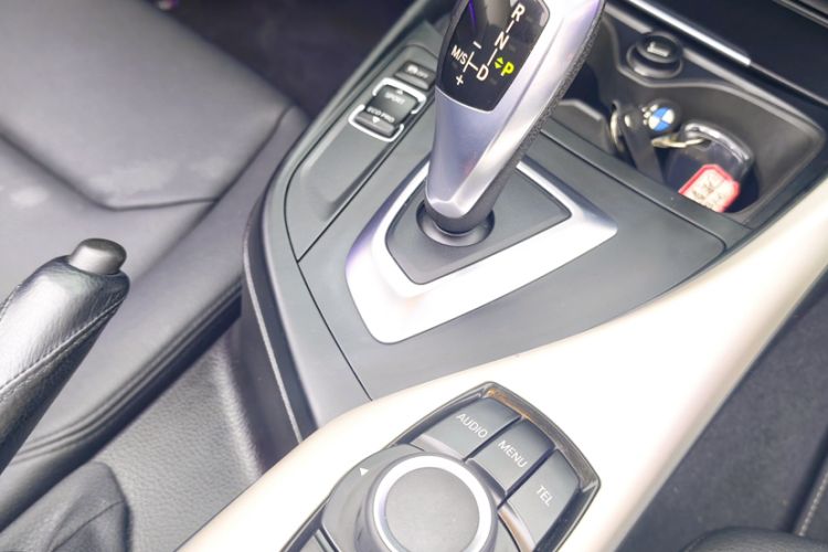 Used BMW 2 Series 2015 220i Convertible Coupe Leading Model Interior 4