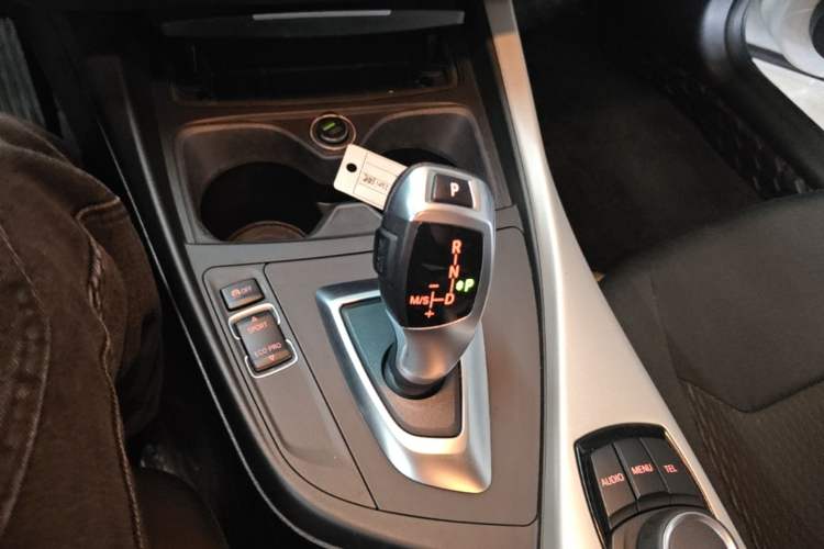 Used BMW 2 Series 2017 220i Leading Model Gear Lever