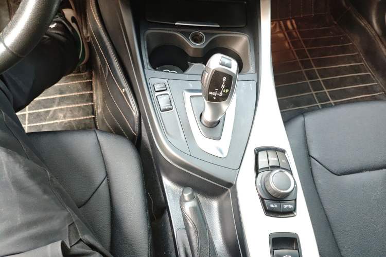 Used BMW 2 Series 2017 220i Convertible Coupe Leading Model Gear Lever