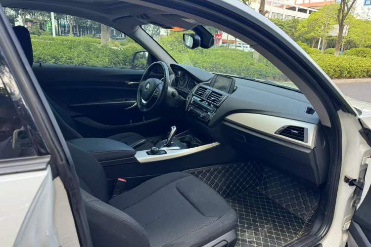 Used BMW 2 Series 2017 220i Leading Model Interior 4