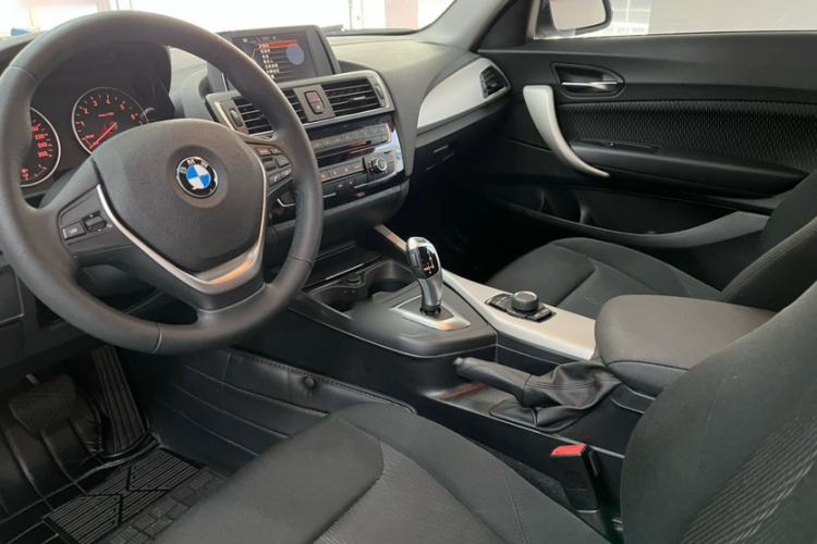 Used BMW 2 Series 2017 220i Leading Model Interior 4