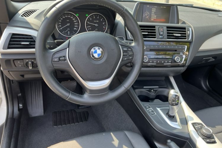 Used BMW 2 Series 2017 220i Convertible Coupe Leading Model Steering Wheel