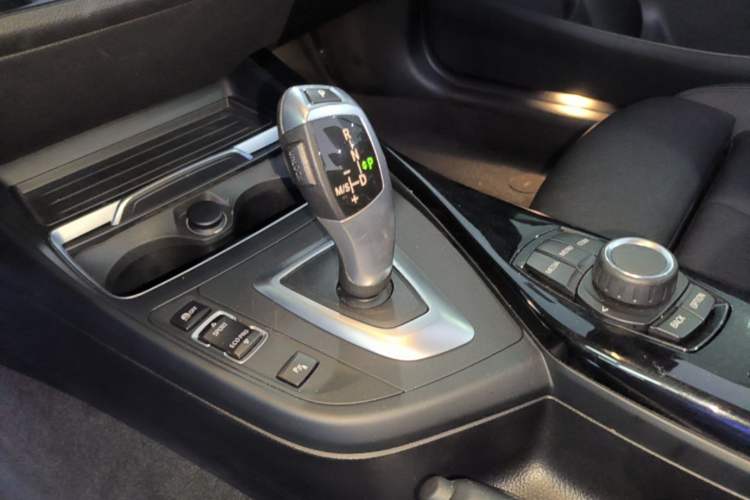 Used BMW 2 Series 2018 220i Convertible Coupe Sports Design Package Gear Lever