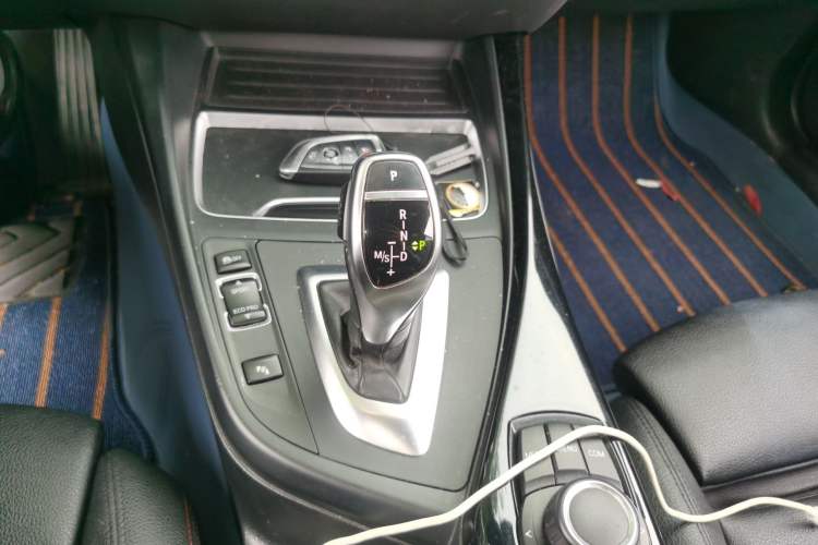 Used BMW 2 Series 2018 220i Convertible Coupe Sports Design Package Gear Lever