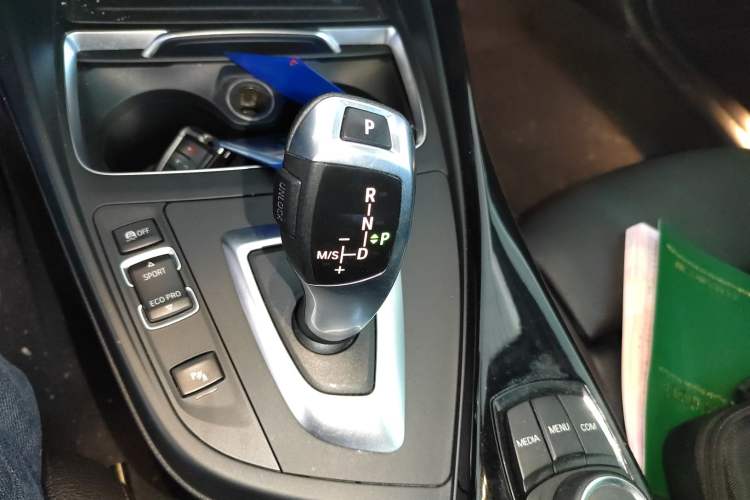 Used BMW 2 Series 2018 220i Convertible Coupe Sports Design Package Gear Lever