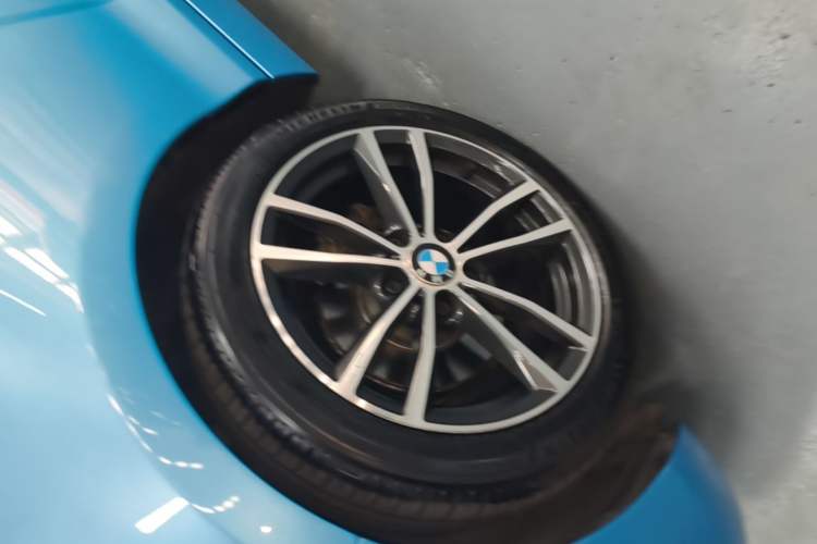 Used BMW 2 Series 2018 220i Convertible Coupe Sports Design Package Left Front Wheel Hub