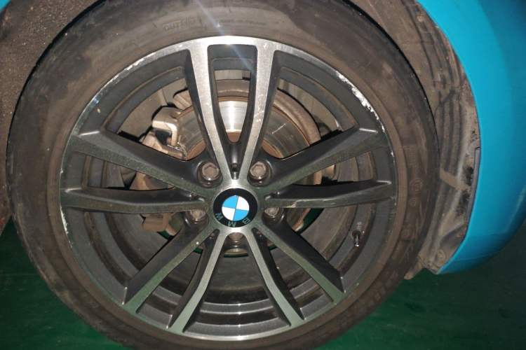 Used BMW 2 Series 2018 220i Convertible Coupe Sports Design Package Right Front Wheel Hub