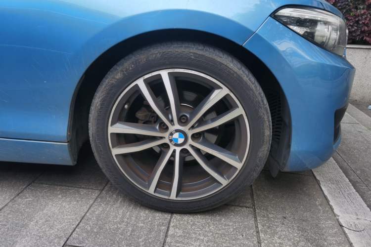 Used BMW 2 Series 2018 220i Convertible Coupe Sports Design Package Right Front Wheel Hub