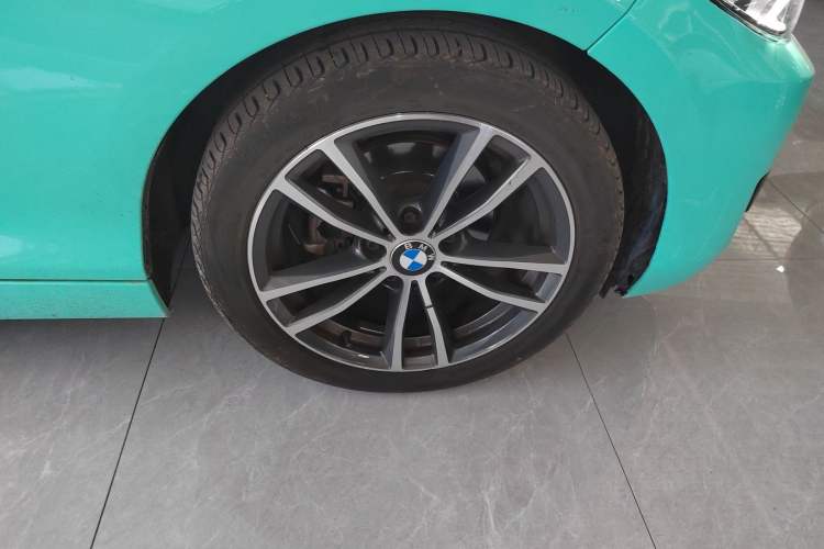 Used BMW 2 Series 2018 220i Convertible Coupe Sports Design Package Right Front Wheel Hub