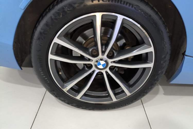 Used BMW 2 Series 2018 220i Convertible Coupe Sports Design Package Right Rear Wheel Hub