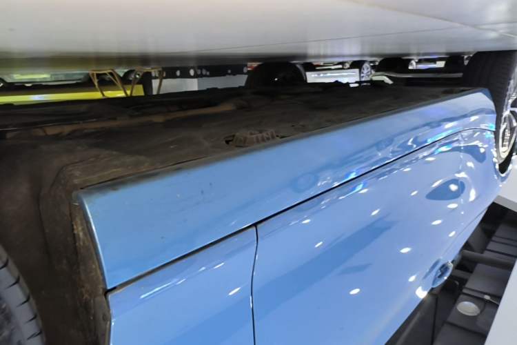 Used BMW 2 Series 2018 220i Convertible Coupe Sports Design Package Right Side Sill