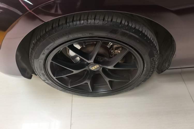 Used BMW 2 Series 2018 220i Convertible Coupe Sports Design Package Left Front Wheel Hub