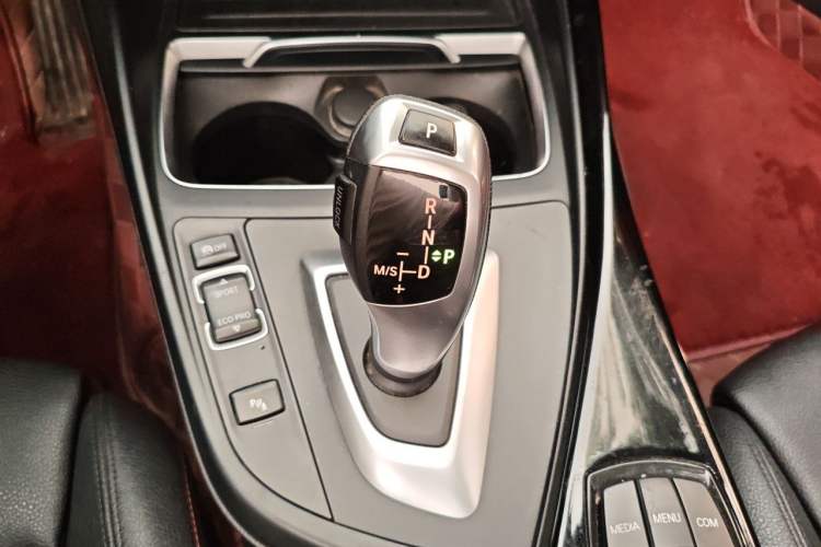 Used BMW 2 Series 2018 220i Convertible Coupe Sports Design Package Gear Lever
